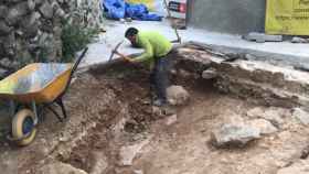 Un arqueólogo trabaja en la fosa en la que se creía que podía estar Pablo de la Torriente / JUSTICIA