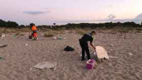Playa de Muntanyans, en Torredembarra, tras el botellón disuelto por los cuerpos policiales / EP