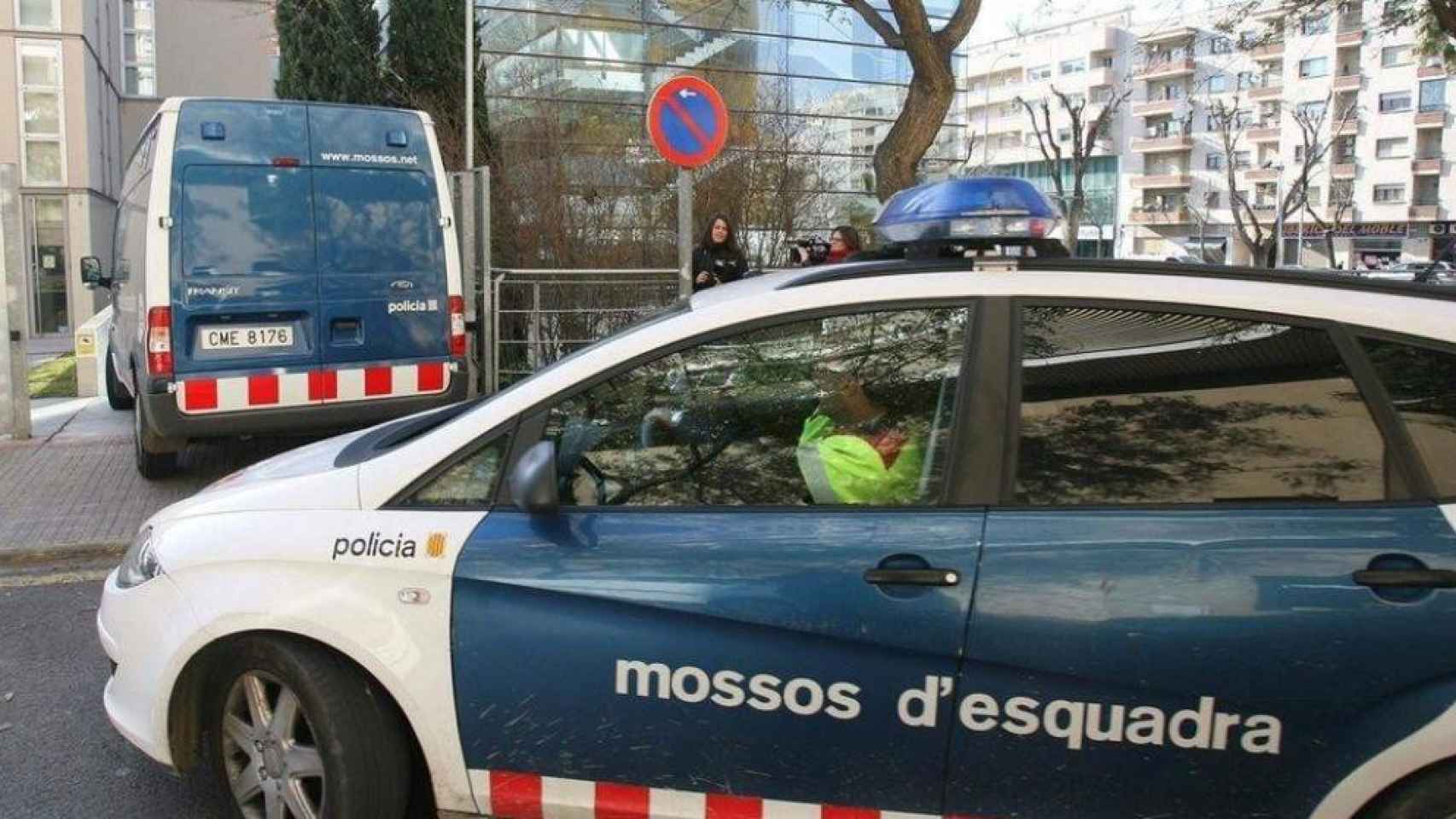 Imagen de archivo de un coche patrulla de los Mossos d'Esquadra en Barcelona / EFE
