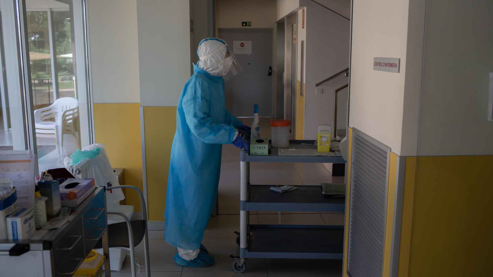 Un voluntario de la ONG Proactiva Open Arms prepara el material para realizar test de detección de coronavirus / EP