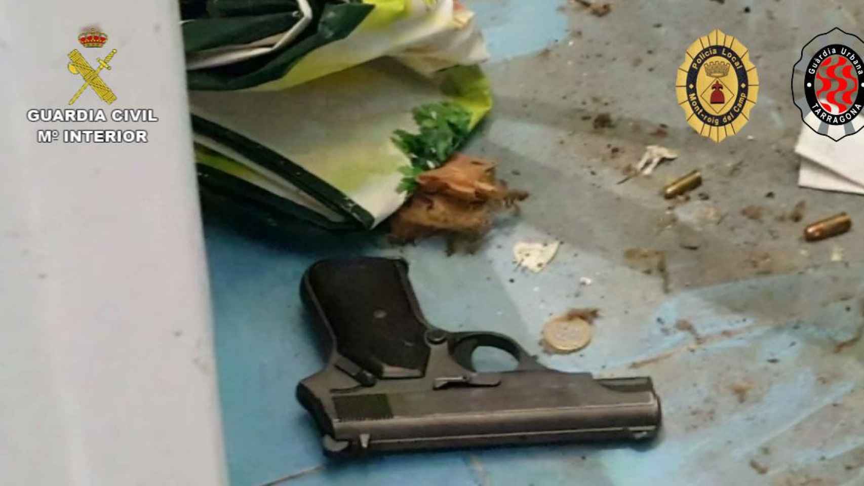 Una pistola intervenida al clan de Europa del este que traficaba con marihuana / GUARDIA CIVIL