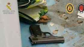 Una pistola intervenida al clan de Europa del este que traficaba con marihuana / GUARDIA CIVIL