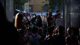 Padres y alumnos esperan a las puertas de un colegio en Cataluña, donde el nuevo curso escolar arranca este lunes / David Zorrakino (EP)