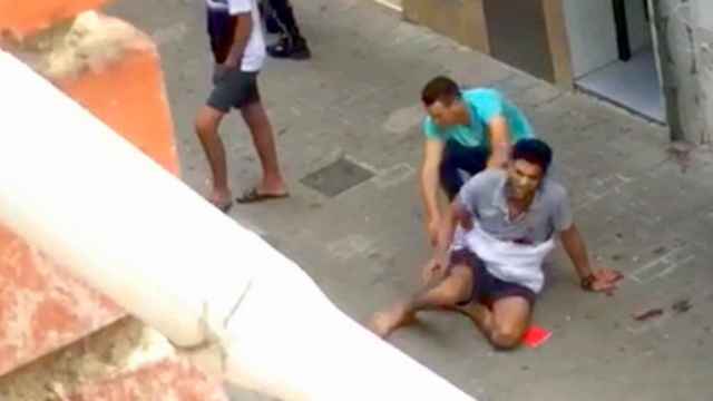 Un hombre yace en el suelo herido con una navaja tras una pelea en Canovelles