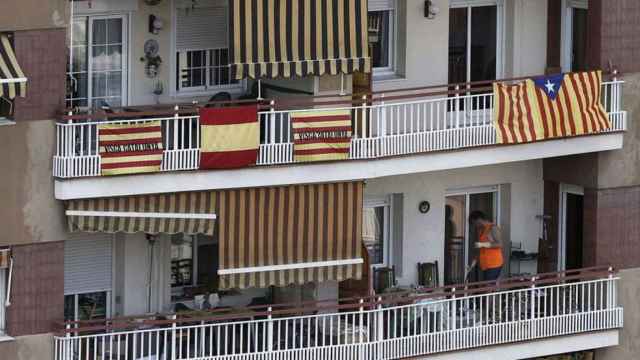 Balcones con banderas en un edificio de Barcelona / EFE