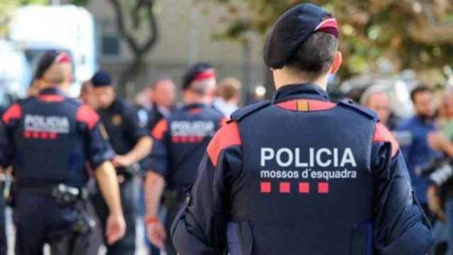 Agentes de los Mossos d'Esquadra, el cuerpo que ha detenido al acusado de dejar morir a su pareja y grabarlo con el móvil / EFE