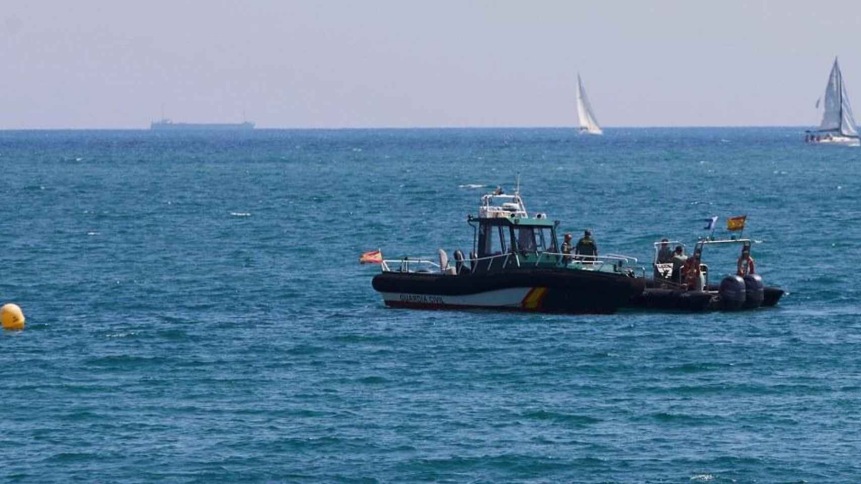 La Guardia Civil analiza el artefacto explosivo encontrado en el agua a pocos metros de la playa de Sant Sebastià, en la Barceloneta / EFE