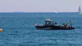 La Guardia Civil analiza el artefacto explosivo encontrado en el agua a pocos metros de la playa de Sant Sebastià, en la Barceloneta / EFE