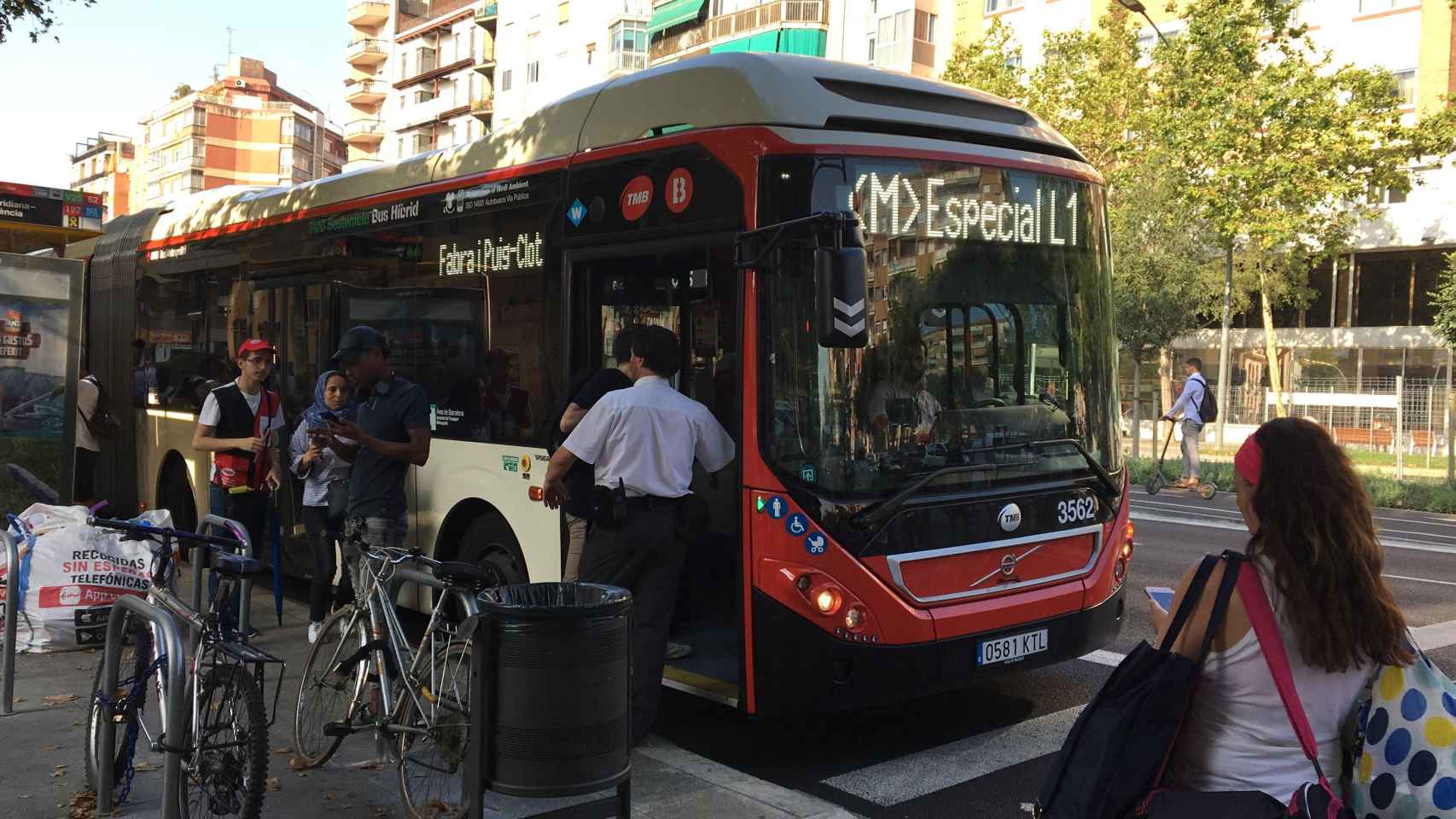 Autobuses lanzadera que suplen el transporte de viajeros entre las estaciones de Clot y Fondo de la L1 / TMB