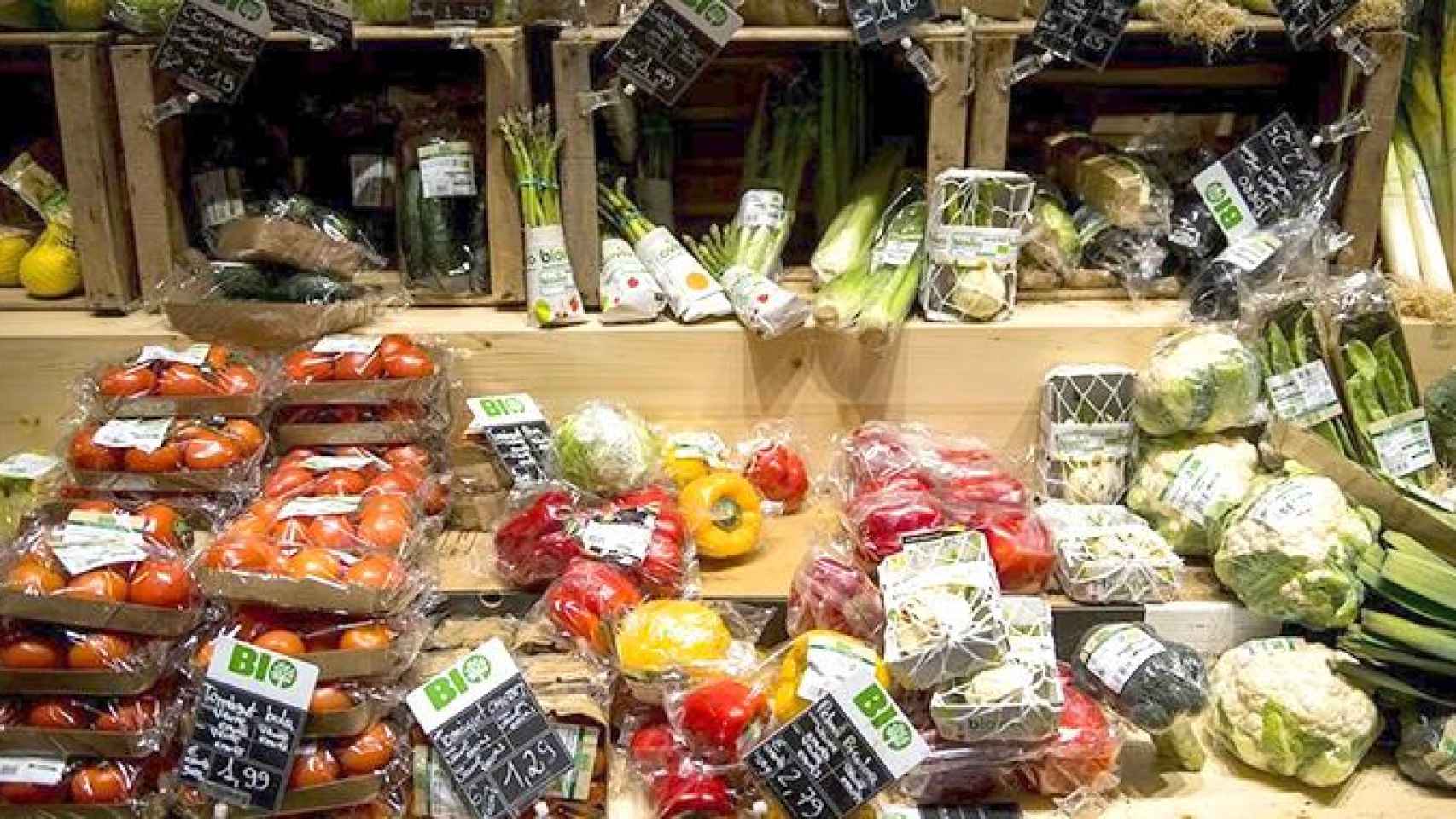Verduras en envases de plástico de un supermercado