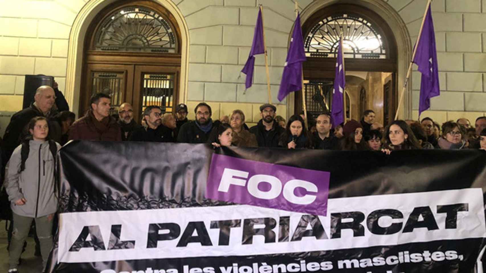 Varias personas concentradas en rechazo a la agresión sexual múltiple ocurrida en Sabadell / TWITTER