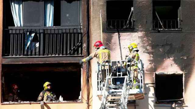 Los Bomberos de la Generalitat de Cataluña, actuando durante el incendio de Badalona / EFE