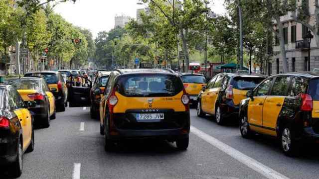 Taxistas cortando la Gran Vía de Barcelona en verano / EFE