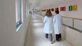 Dos enfermeras en el pasillo de un centro sanitario  / EP