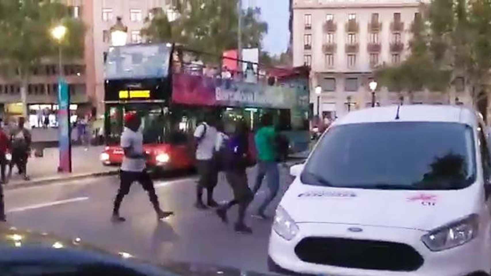 Momento de la agresión del grupo de manteros al turista en Plaza Cataluña
