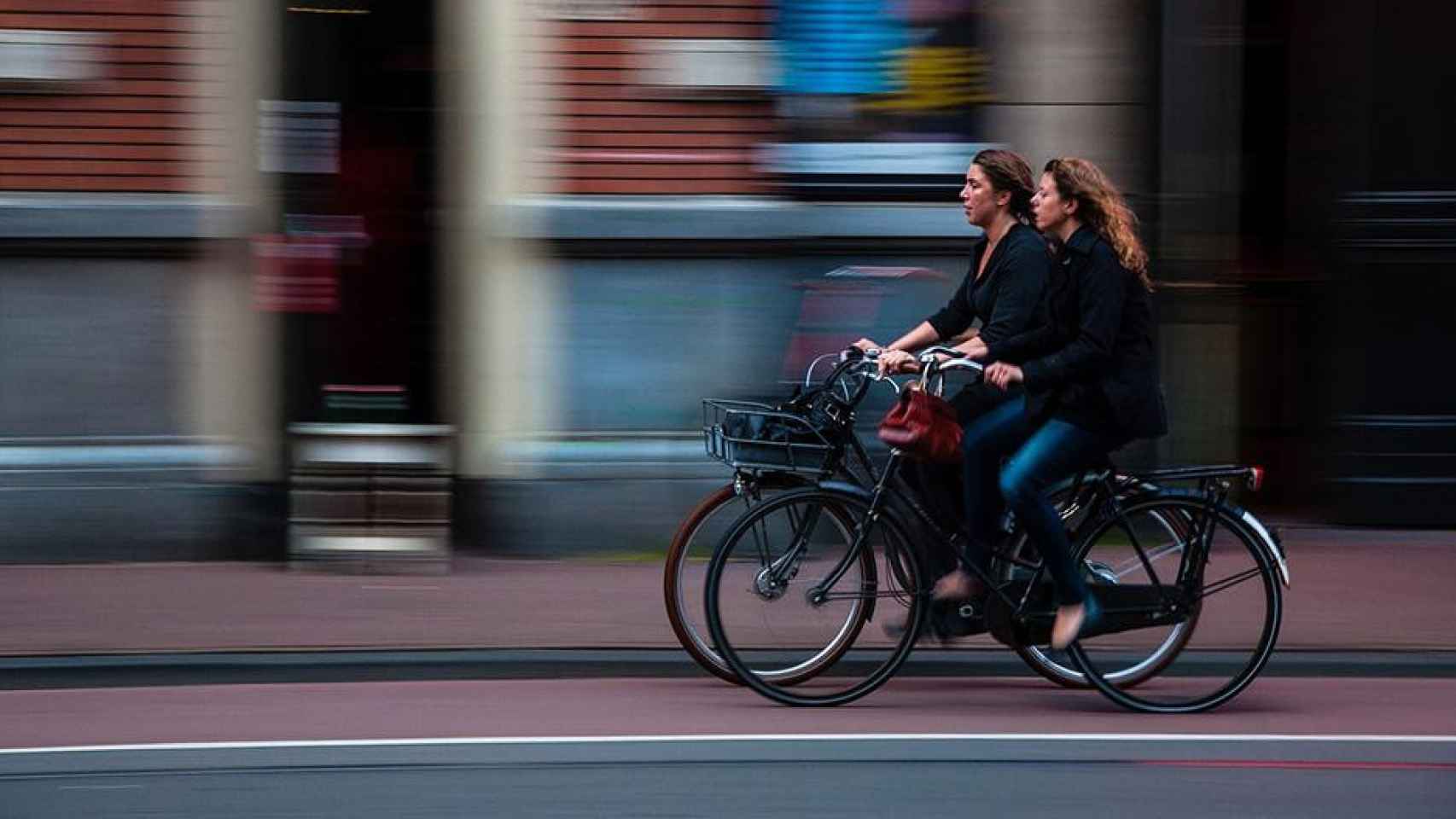 Dos mujeres paseando en bicicleta / PIXABAY
