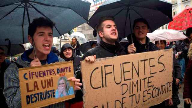 Varios universitarios piden la dimisión de Cifuentes en la Puerta del Sol / EFE