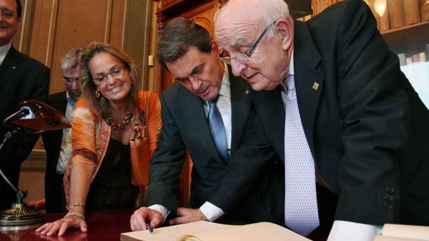 Ramon Bagó, expresidente de Grupo Serhs fallecido hoy, junto al 'expresident' Artur Mas y su esposa, Helena Rakosnik, en un acto público / Serhs