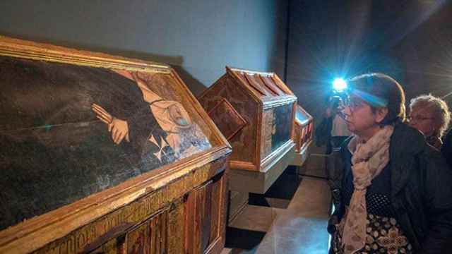 Una mujer examina una de las piezas de arte del monasterio de Sijena en el Museo Diocesano de Lleida / EFE