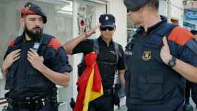 Policías de Cataluña: un agente de la Policía Nacional alojado en la costa catalana se despide de los Mossos d'Esquadra el día que abandonaron el hotel; temen el síndrome del Este / EFE