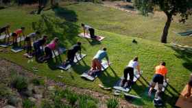 Un grupo de personas practica yoga, una de las actividades saludables propuestas en el programa / CG