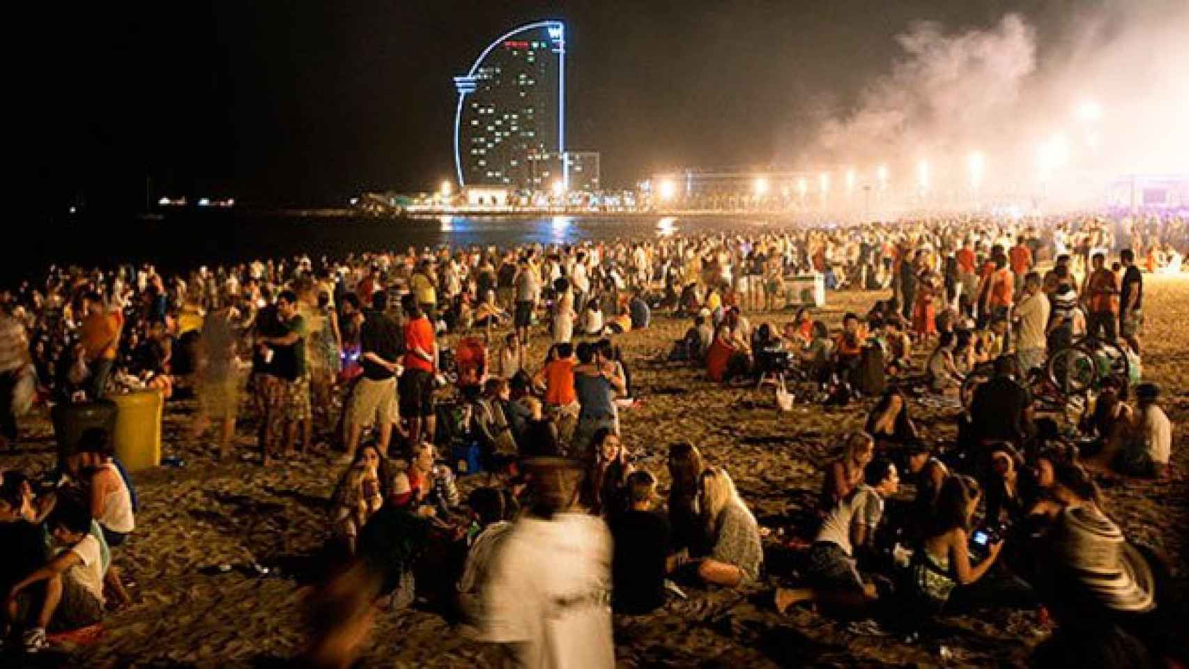 Turistas de fiesta en una playa de Barcelona / CG
