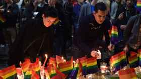 Varias personas participan en una vigilia en recuerdo a las víctimas de la matanza en una discoteca gay de Orlando, en la plaza Taylor, en Sídney, Australia.