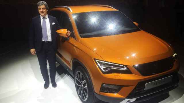 Luca De Meo, presidente de Seat, con el primer todocamino urbano de la automovilística, el Alteca.