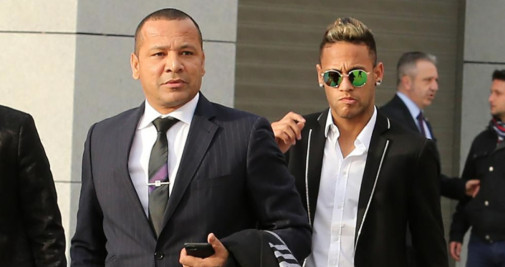 Neymar y su padre a la entrada de los juzgados / EP