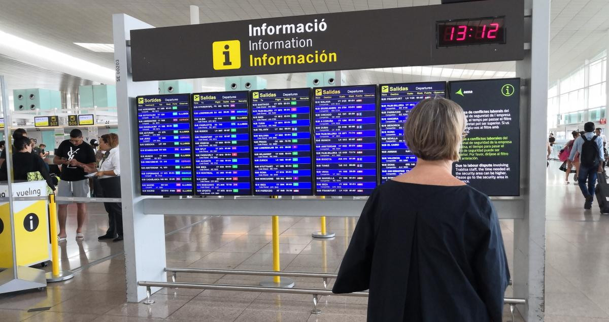 Una mujer consulta las pantallas de información de los vuelos / EUROPA PRESS