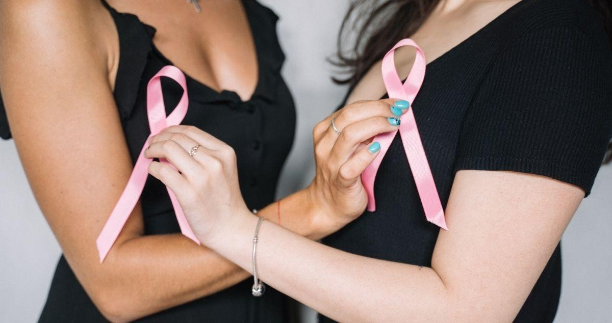 Dos mujeres sostienen lazos rosas con motivo del Día Mundial del cáncer de mama / PEXELS