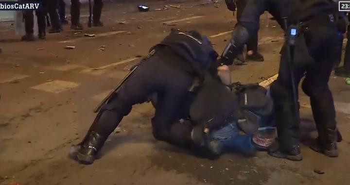 La Policía reduce al fotoperiodista de 'El País' durante los disturbios postsentencia / LA SEXTA