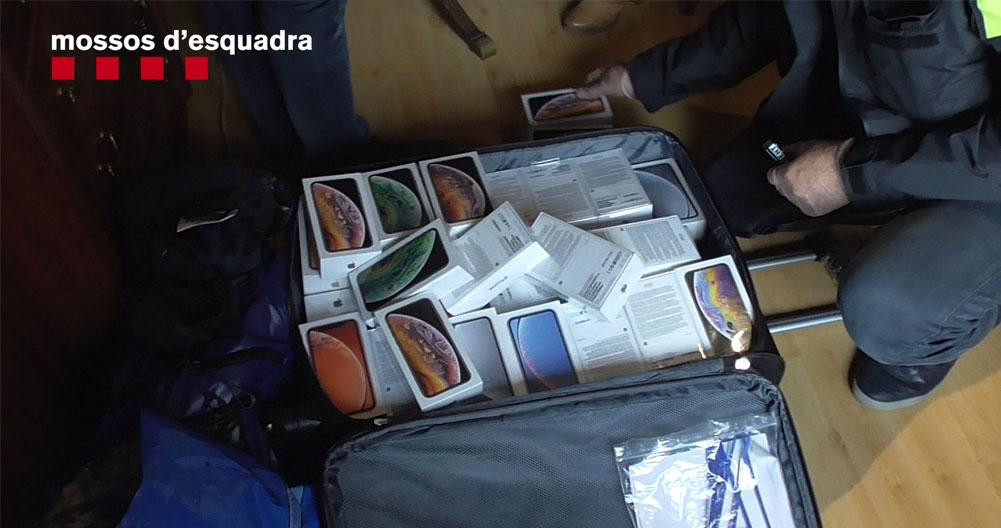 Móviles robados escondidos en una maleta de viaje / MOSSOS