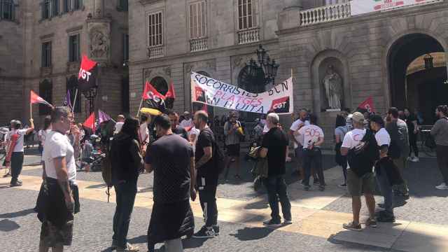 Unos 30 socorristas protestan por el impago de sus salarios este martes en la plaza Sant Jaume / EUROPA PRESS