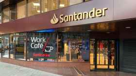 Imagen del exterior de una oficina de Banco Santander con un Work Café en Barcelona / EP