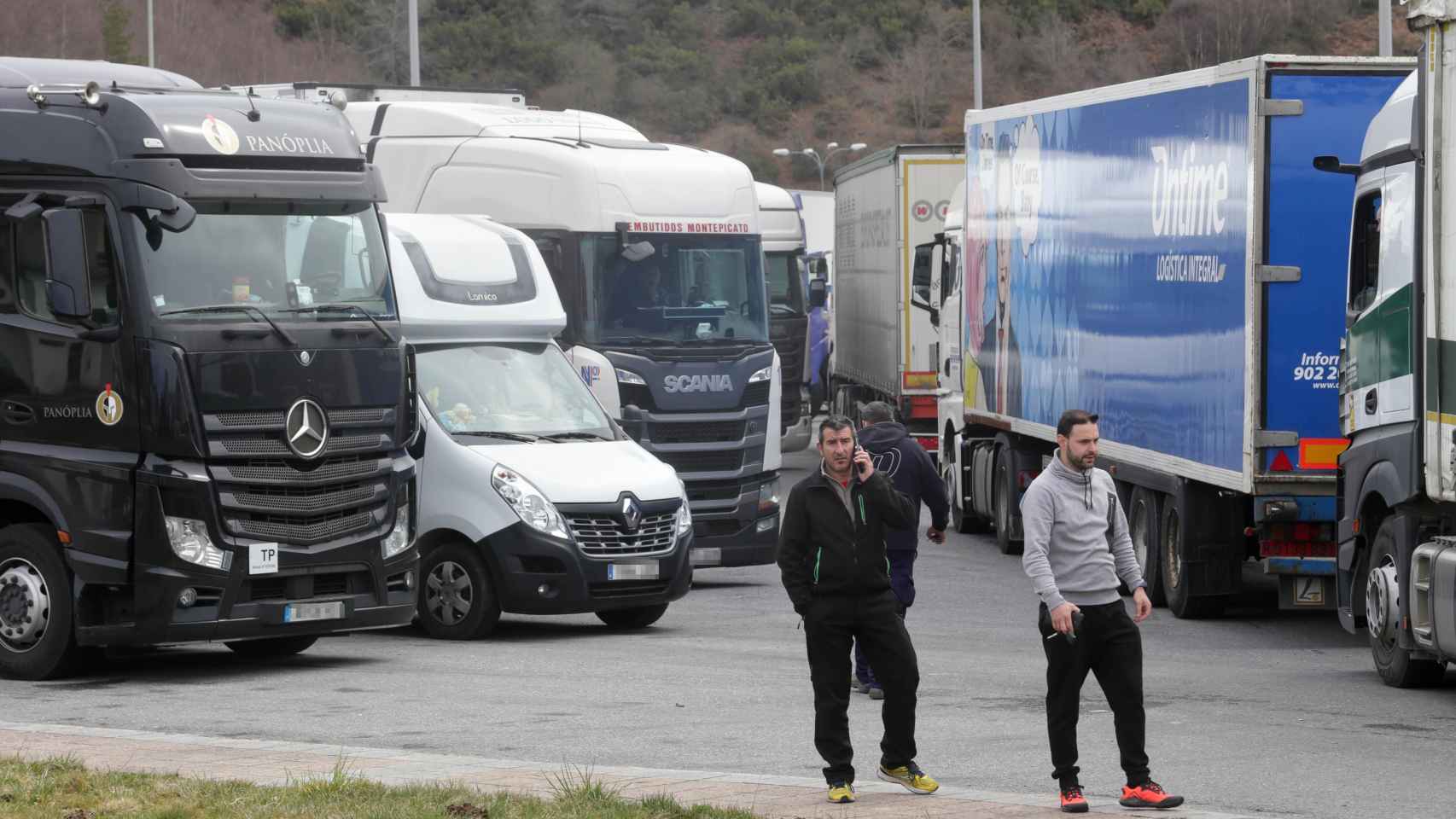 Camiones parados por la huelga de transportistas / EP