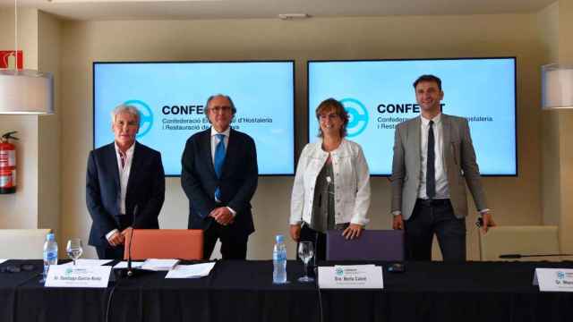 El presidente de ConfeCat, Santi García-Nieto (2i), en el acto de hoy / CG