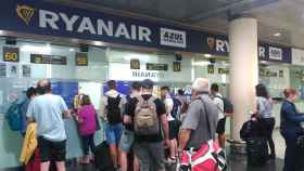 Pasajeros ante el mostrador de Ryanair en el Aeropuerto de Barcelona / EUROPA PRESS