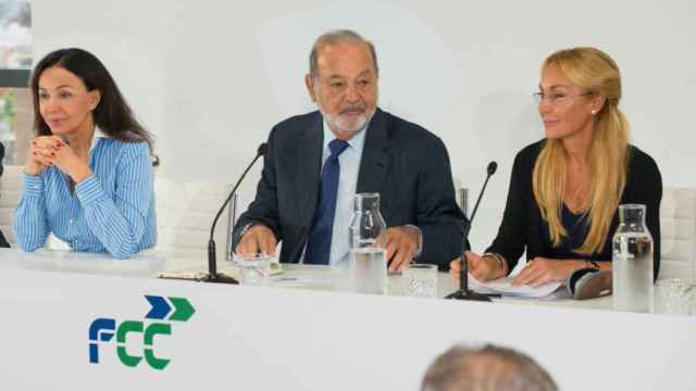 Carlos Slim, flanqueado, a la izquierda, por Esther Koplowitz, y, a la derecha, por la hija de esta, Esther Alcocer, presidenta no ejecutiva de FCC