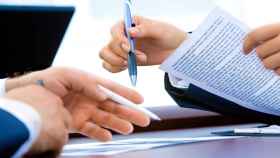 Un trabajador y un empleador firman uno de los contratos convertidos a indefinidos / PIXABAY