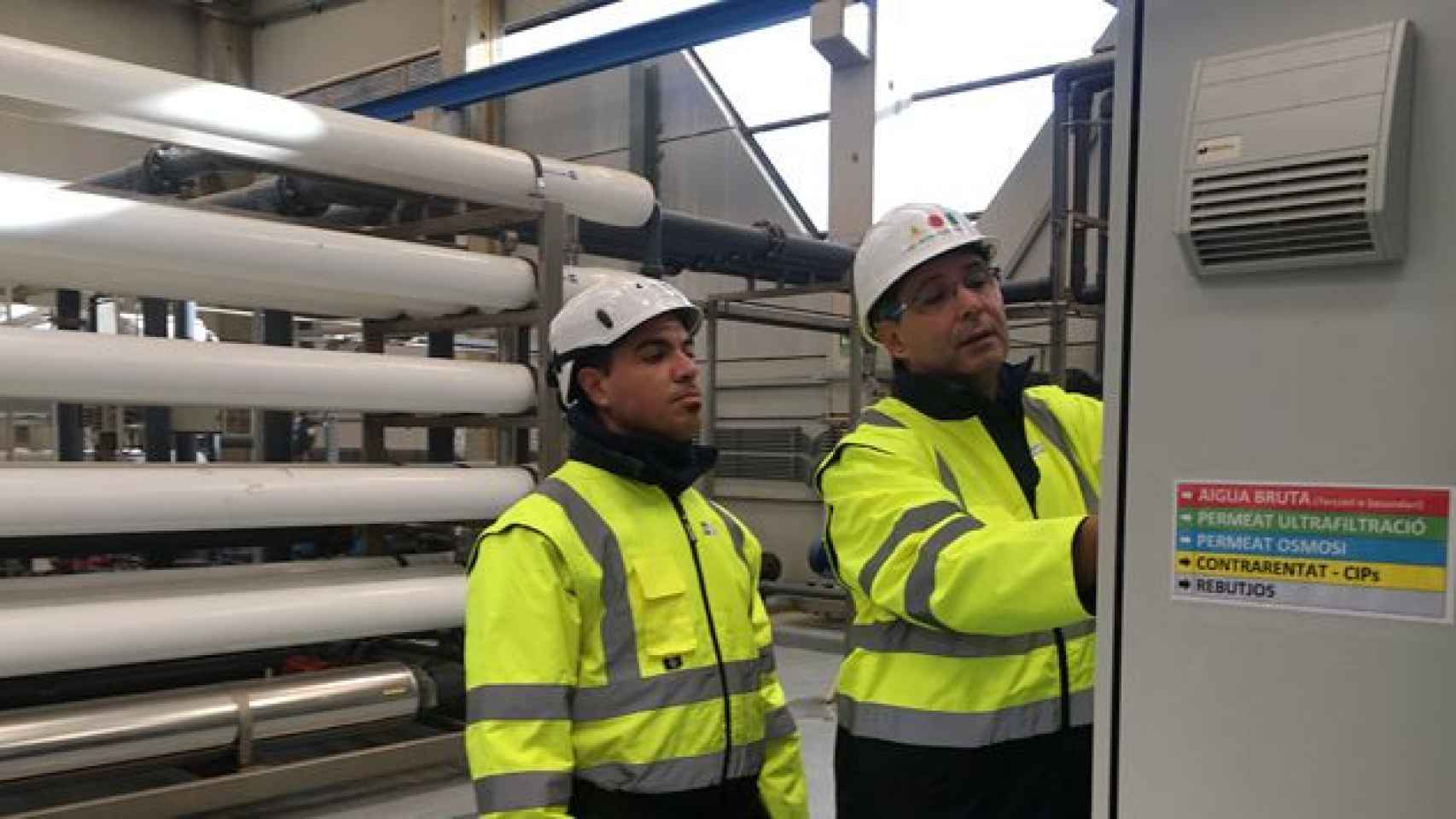 Dos trabajadores de la planta de regeneración de El Prat del Llobregat (Barcelona), una medida para luchar contra la sequía en Cataluña / CG