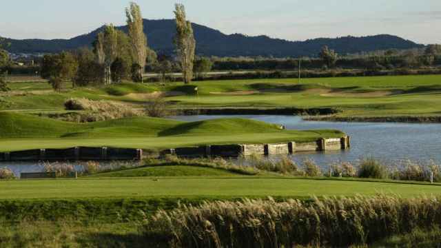 Vista exterior del campo de golf del Empordà Golf Resort, cuya compra ultima Emilio Cuatrecasas / CG
