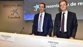 Gonzalo Cortázar, consejero delegado de CaixaBank, y Jordi Gual, presidente de CaixaBank, en la presentación de resultados de la entidad / EFE