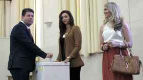 El ministro principal de Gibraltar, Fabian Picardo, deposita su voto para el referéndum sobre el 'Brexit', el jueves 23 de junio.