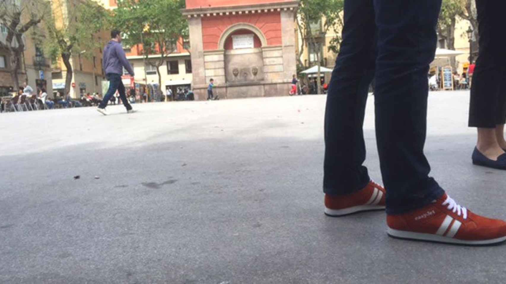 La zapatilla de easyJet vibra para guiar al turista por una ciudad que no conoce.