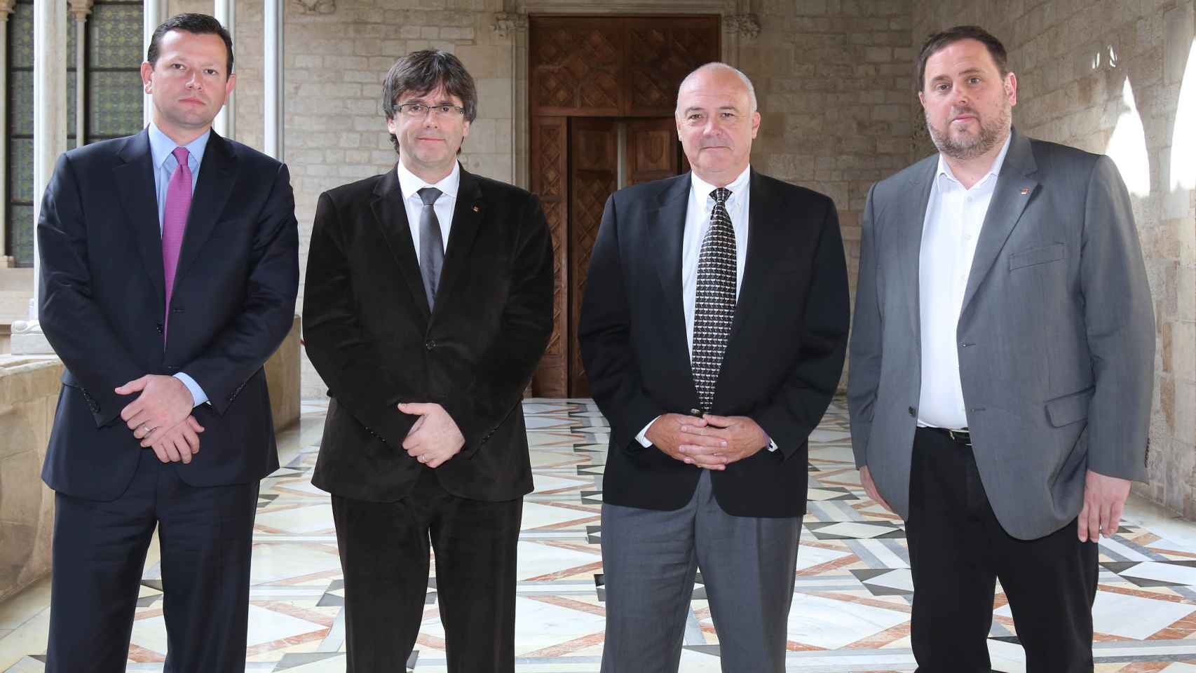 Carles Puigdemont y Oriol Junqueras, con los dirigentes de la multinacional Hard Rock.