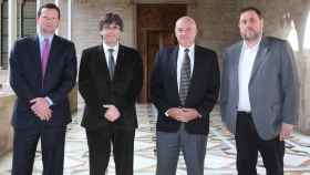 Carles Puigdemont y Oriol Junqueras, con los dirigentes de la multinacional Hard Rock.