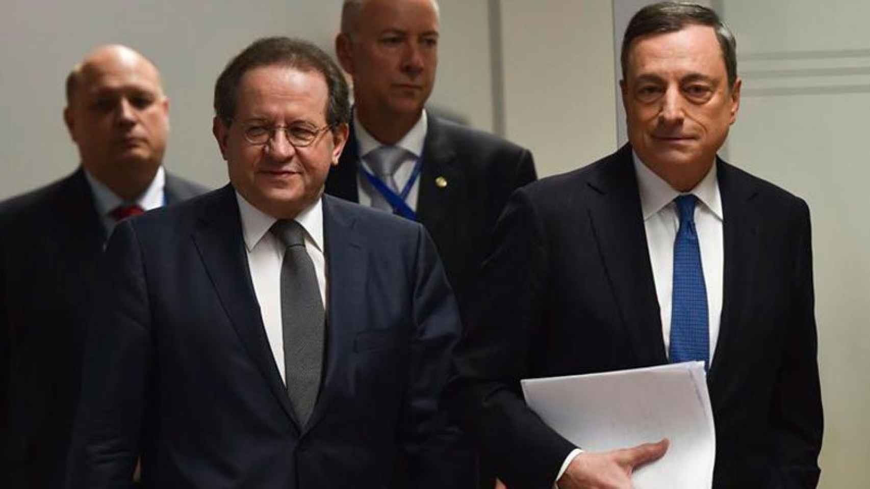 Mario Draghi (D), presidente del BCE, y Vitor Constancio, vicepresidente, antes de la rueda de prensa de hoy.