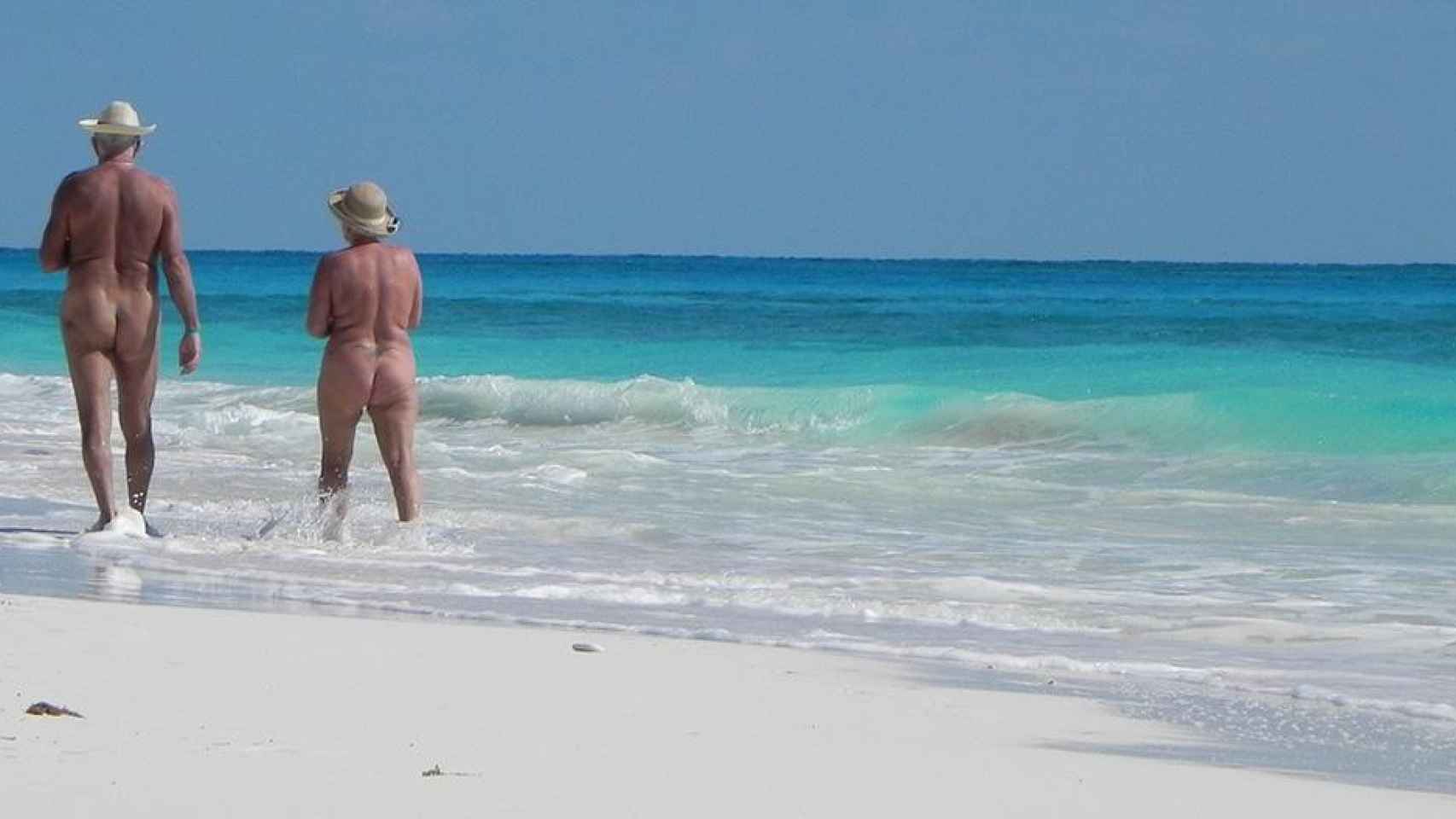 Dos bañistas disfrutando del agua en una de las playas nudistas de la Costa Brava / PIXABAY