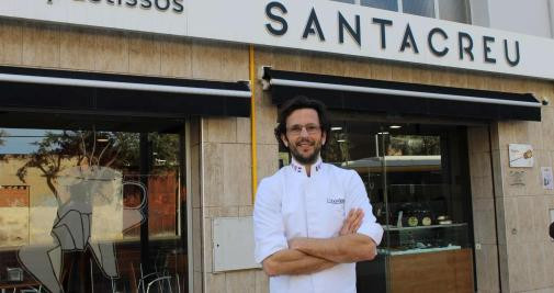 Jordi Bordas frente a la pastelería Santa Creu, fundada por sus padres en Viladecans / CARLOS MANZANO
